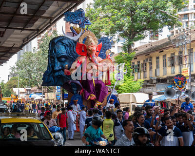 18 Aug 2019 disciples indiens portent une immense idole de l'éléphant dirigé dieu hindou Seigneur Ganesha dans chinchpokali Lalbag Maharachtra Mumbai Inde Banque D'Images