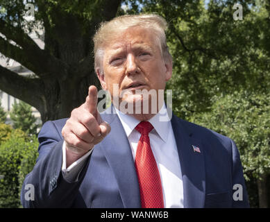 Washington, District de Columbia, Etats-Unis. Août 21, 2019. Le Président des Etats-Unis, Donald J. Trump demande à un journaliste qu'il répond aux questions qu'il se prépare à quitter la pelouse Sud de la Maison Blanche à Washington, DC de participer à des événements à Louisville, Kentucky. Le président sera de retour ce soir Credit : Ron Sachs/CNP/ZUMA/Alamy Fil Live News Banque D'Images