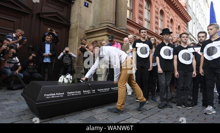 Prague, République tchèque. Août 21, 2019. Mars à Hradcanske Square près du Château de Prague, organisé par millions d'instants pour la démocratie à l'occasion du 50e anniversaire de la répression de manifestations civiques sur le premier anniversaire de l'occupation dirigée soviétique et mettez en surbrillance l'actuelle guerre de l'information. La route mars commence à la place Wenceslas et continuer via Politickych veznu street (photo), Place de la vieille ville et le Pont Charles à Prague, République tchèque, le 21 août 2019. Credit : Ondrej Deml/CTK Photo/Alamy Live News Banque D'Images