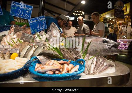 Une poissonnerie affichage à un étal au marché marché couvert Victor Hugo à Toulouse, France Banque D'Images