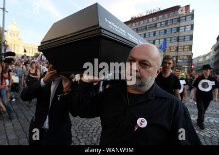 Mars à Hradcanske Square près du Château de Prague, organisé par millions d'instants pour la démocratie à l'occasion du 50e anniversaire de la répression de manifestations civiques sur le premier anniversaire de l'occupation dirigée soviétique et mettez en surbrillance l'actuelle guerre de l'information. La route mars commence à la place Wenceslas (photo) et continuer via Politickych veznu street, Old Town Square et le Pont Charles à Prague, République tchèque, le 21 août 2019. (CTK Photo/Ondrej Deml) Banque D'Images