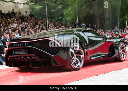 BUGATTI LA VOITURE NOIRE vu à l'aire publique d'Eleganza ...