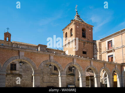 Vue principale de l'église à Avila, Espagne, avec ciel bleu Saint John Banque D'Images