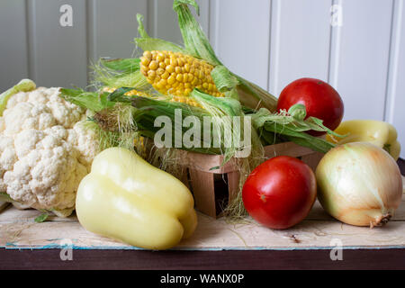 Les légumes cultivés sur place. Les légumes frais biologiques. Des légumes du jardin. Légumes colorés. copyspace Banque D'Images