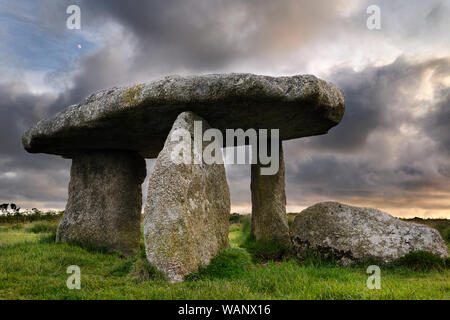 Lanyon Quoit dolmen sépulture néolithique avec pierres mégalithiques trois jambes et 12 tonne tableau capstone à Cornwall en Angleterre au coucher du soleil avec la lune Banque D'Images