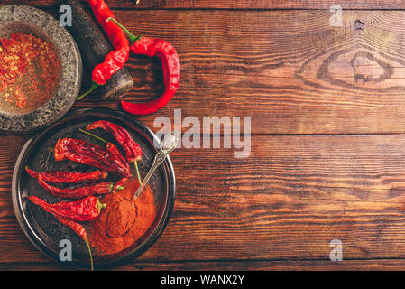 Frais, séchés et de masse de piment rouge sur la surface en bois. Copy space Banque D'Images