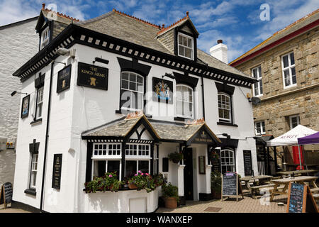 Bâtiment noir et blanc de la Kings Arms pub à côté de l'hôtel de ville musée Angleterre Cornwall Marazion Banque D'Images