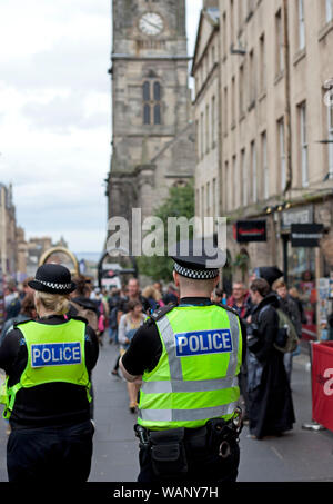 Festival Fringe d'Édimbourg, du Royal Mile, en Écosse au Royaume-Uni. 21 août 2019. Les agents de police en patrouille dans la rue. Banque D'Images