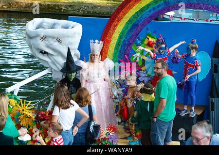 Hythe, dans le Kent, UK. Août 21, 2019. Un grand spectacle de chars décorés, musique live, spectacles et feu d'artifice à la tombée de la nuit. La fête vénitienne Hythe a lieu sur le Canal Militaire Royal dans la ville de Hythe, tous les deux ans sur le troisième mercredi du mois d'août. La fête elle-même remonte à 1890 lorsque le fondateur de l'Hythe Reporter, Edward Palmer a proposé une parade de bateaux illuminés le long du canal. ©PAUL Lawrenson, 2019 Crédit photo : Paul Lawrenson/Alamy Live News Banque D'Images