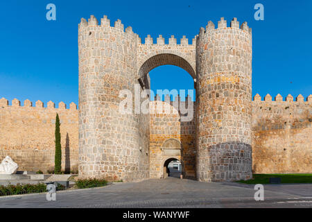 Porte de l'Alcazar dans les murs de la ville de Avila, Espagne Banque D'Images