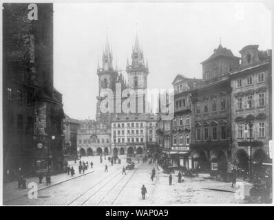 Czeckoslovakia - Prague - la place de la vieille ville, avec Ch Tyn Banque D'Images