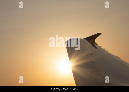 Aile d'un avion avec faible ensoleillement Banque D'Images