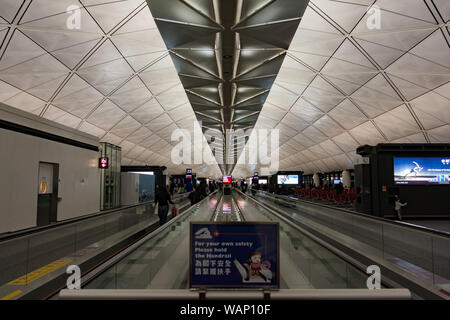 Région administrative spéciale de Hong Kong (SAR). 23 déc, 2009. Voir des passagers au terminal concourse aux portes d'embarquement de l'Aéroport International de Hong Kong, Région administrative spéciale de Hong Kong de la République populaire de Chine. Banque D'Images