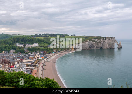 Etretat : le village, plage, montagnes et falaises, Normandie, France Banque D'Images