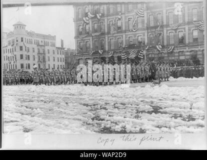 Washington D.C. - U.S. Marine Corps marching in Taft défilé inaugural sur Pennsylvania Avenue ; chien mascot en face Banque D'Images