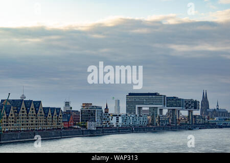 Vue panoramique de Rheinauhafen, Cologne, bâtiment, Kranhaeuser Siebengebirge, la cathédrale de Cologne, du Rhin Banque D'Images