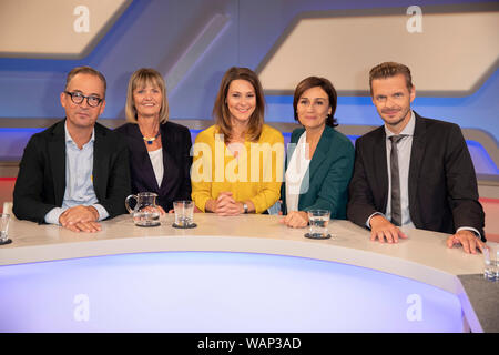 Jan Fleischhauer, Cornelia Kupsch, Anja Reschke, Sandra Maischberger und Florian Schroeder dans der ARD-émission-aischberger «.die woche' im WDR Stu Banque D'Images