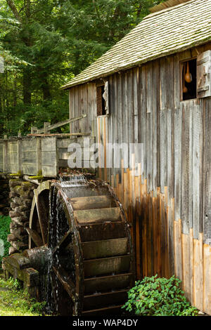 Roue à eau et ancien moulin dans les bois. La Cades Cove, Smoky Mountains National Park, New York Banque D'Images