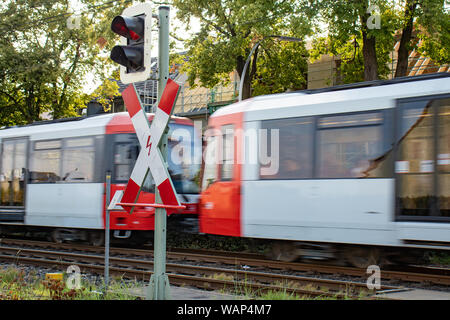 Tramway à un passage à niveau, blurred motion Banque D'Images