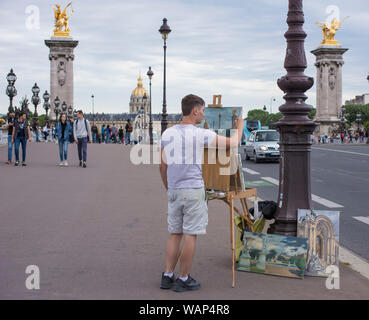 Peintre sur Pont Alexandre III à Paris, France Banque D'Images