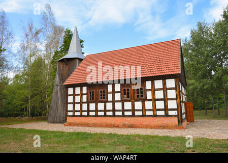 Vieille église dans la culture folklorique Museum de Warszawa par la rivière Notec. Pologne, Europe Banque D'Images