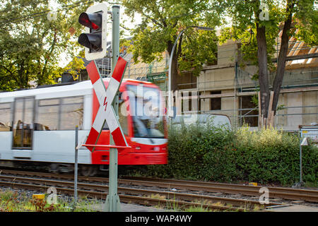 Tramway à un passage à niveau, blurred motion Banque D'Images