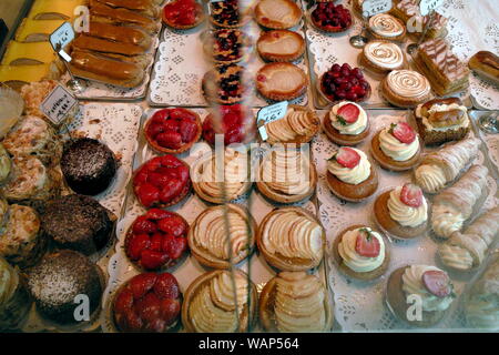 AJAXNETPHOTO. L'année 2008. AILLY SUR NOYE, FRANCE. - CAKE FEST - assortiment de pâtisseries décorées DANS LA FENÊTRE DE BOULANGERIE.PHOTO:JONATHAN EASTLAND/AJAX REF:DP80904 SDI0141 Banque D'Images