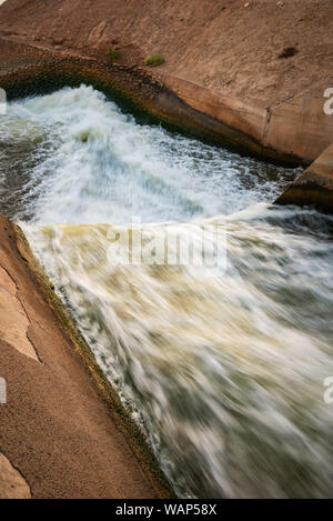 L'eau de tomber d'une chute de 20 pieds à travers le canal de l'Arizona. Cette vue est d'une des plateformes d'observation à l'Arizona Falls. Banque D'Images
