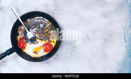 Petit-déjeuner avec les œufs et les légumes. Œuf frit pan. Omelette à la poêle avec des légumes frais Banque D'Images
