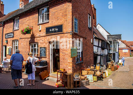 Les gens parcourant les magasins indépendants peu intéressante dans la Rue du Barrage, Lichfield, Staffordshire, England, UK Banque D'Images