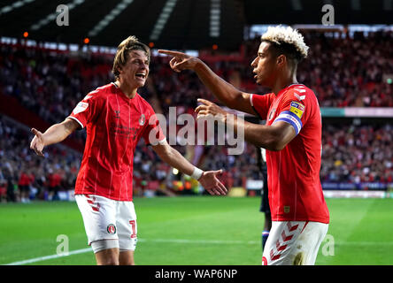 Charlton Athletic's Lyle Taylor (à droite) célèbre marquant son but premier du côté du jeu au cours de la Sky Bet match de championnat à La Vallée, Londres. Banque D'Images