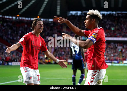 Charlton Athletic's Lyle Taylor (à droite) célèbre marquant son but premier du côté du jeu au cours de la Sky Bet match de championnat à La Vallée, Londres. Banque D'Images