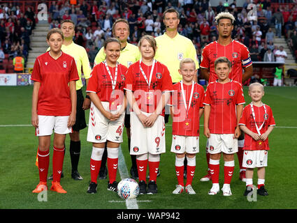 Arbitre Assistant Daniel Leach (en haut à gauche), arbitre Oliver Langford, arbitre assistant Timothée Wood et Charlton Athletic's Lyle Taylor (à droite) posent avec des mascottes jour de match avant le coup d'envoi au cours de la Sky Bet Championship match à La Vallée, Londres. Banque D'Images