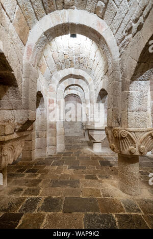 Leyre, Espagne - 10 août 2019 : l'intérieur de l'ancienne crypte romane de l'Église de Saint-Sauveur de Leyre Iglesia de San Salvador de Leyre , Navarre , Espagne . Banque D'Images