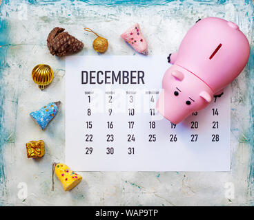 Décembre 2019 calendrier avec des jouets de Noël et tirelire. Shopping pour la planification des vacances de Noël. Mettre en place et les dépenses du Budget de Noël Banque D'Images
