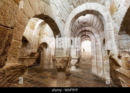 Leyre, Espagne - 10 août 2019 : l'intérieur de l'ancienne crypte romane de l'Église de Saint-Sauveur de Leyre Iglesia de San Salvador de Leyre , Navarre , Espagne . Banque D'Images