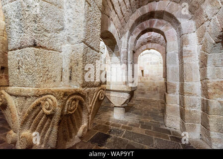 Leyre, Espagne - 10 août 2019 : l'intérieur de l'ancienne crypte romane de l'Église de Saint-Sauveur de Leyre Iglesia de San Salvador de Leyre , Navarre , Espagne . Banque D'Images