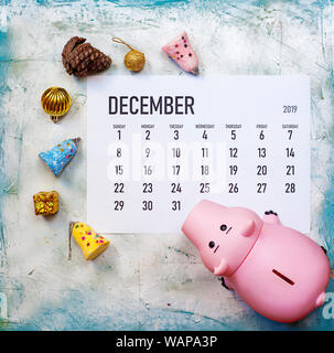 Décembre 2019 calendrier avec des jouets de Noël et tirelire. Shopping pour la planification des vacances de Noël. Mettre en place et les dépenses du Budget de Noël Banque D'Images
