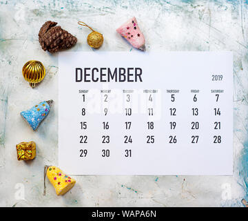 Calendrier mensuel Décembre 2019 simple sur la table décorée autour avec des jouets de Noël Banque D'Images