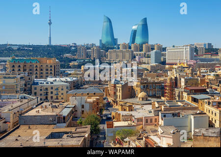 La ville de Bakou, vue aérienne sur la vieille ville et la ville moderne avec flamme emblématique bâtiment Tours, Azerbaïdjan Banque D'Images