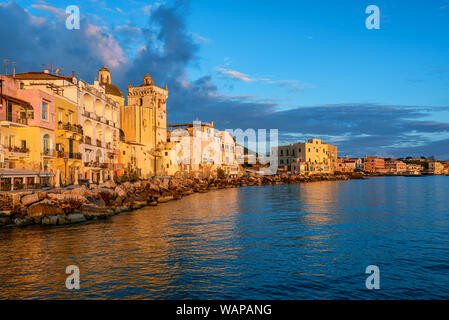 Ischia waterfront à coucher du soleil chaud de la lumière, l'île de Ischia, dans le golfe de Naples, Italie Banque D'Images