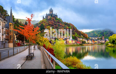 Historique de Cochem sur la ville romantique de la vallée de la rivière Moselle, en Allemagne, en rouge couleurs d'automne Banque D'Images