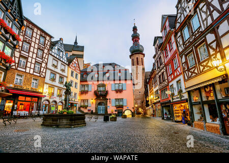 Cochem, Allemagne - 08 octobre 2018 : maisons colorées à colombages dans la vieille ville médiévale historique de Cochem sont une attraction touristique populaire en Moselle Banque D'Images