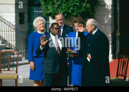 Washington DC. USA, le 18 octobre 1991 juge Clarence Thomas est assermentée comme juge de la Cour suprême des États-Unis par Justice Bryon blanc sur la pelouse Sud de la Maison Blanche comme son épouse Virginia Thomas tient la Bible et le président des États-Unis, H.W. Bush et la Première Dame Barbara Bush. Banque D'Images