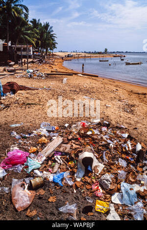 Tropical Beach pollution, Trennganu, côte est de la Malaisie Banque D'Images