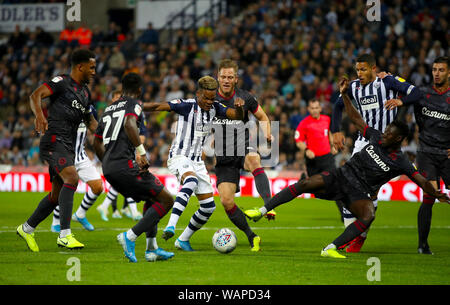 West Bromwich Albion's Grady Diangana tire au but au cours de la Sky Bet Championship match à The Hawthorns, West Bromwich. Banque D'Images