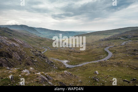 Vue sur le Col Healy comme il serpente à travers la vallée sur la péninsule de Beara dans le comté de Cork en Irlande Banque D'Images