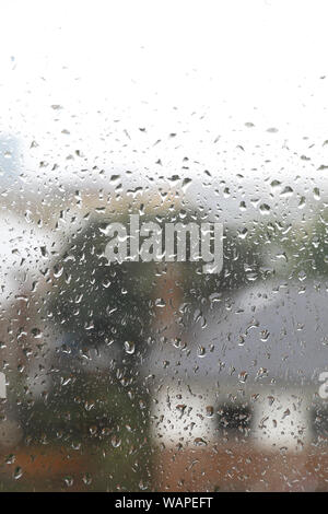 Gouttes de pluie dégoulinant le long d'une fenêtre à Londres, Royaume-Uni Banque D'Images