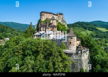 Château d'Orava - Hrad Oravsky Podzamok dans Oravsky en Slovaquie. Forteresse médiévale sur extrêmement élevée et falaise abrupte. Vue aérienne Banque D'Images