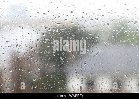 Gouttes de pluie dégoulinant le long d'une fenêtre à Londres, Royaume-Uni Banque D'Images